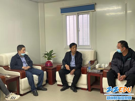 张松晨校长同施工方交谈