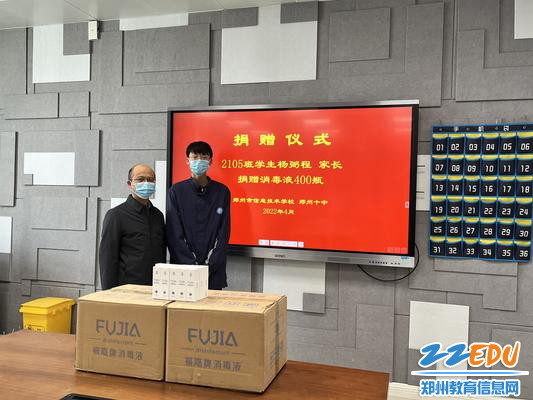 2副校长王宏亮与学生杨弼程合影_副本
