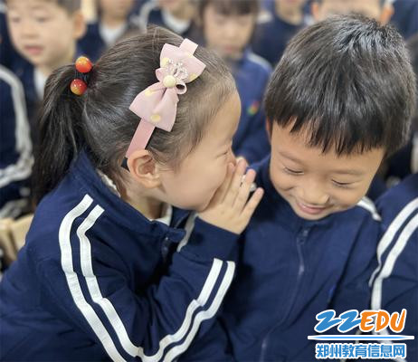 5悄悄告诉小朋友：“讲故事的是我妈妈！”