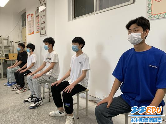4.同学们间隔排队等待理发