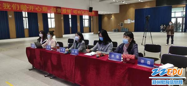 评委进行现场打分、提问、点评