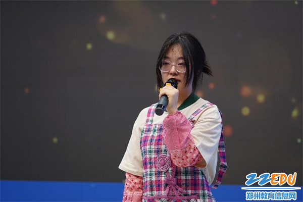 学生深情演绎 动情落泪