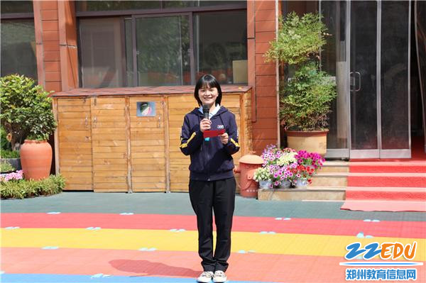 1.郑州市教工幼儿园张梦娇老师主持本次运动会