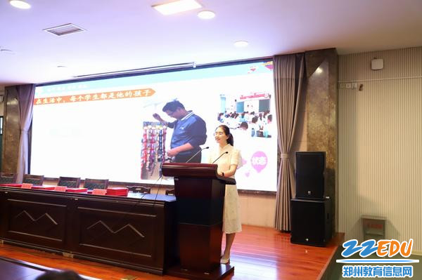 教师代表讲述身边教师的感人事迹