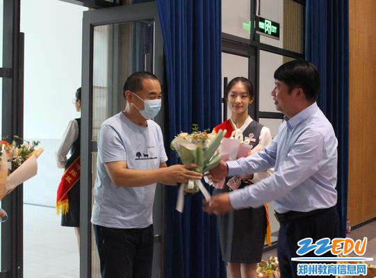 1.党委书记、校长宋志强向教师献上鲜花