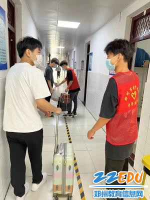 10志愿者微笑服务、帮助同学