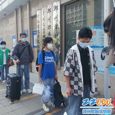 4.学生有序排队入校
