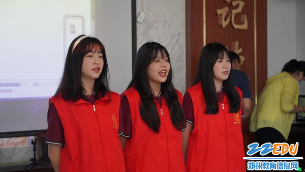 志愿服务社同学给老教师演唱歌曲《大海啊！故乡》