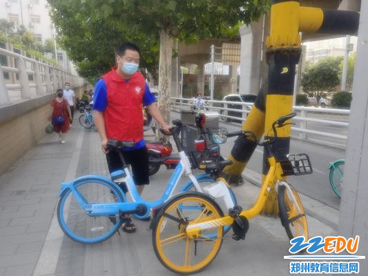 3志愿者摆放共享单车