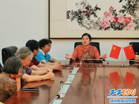 党委副书记、校长段亚萍为老党员、老教师介绍学校近况1