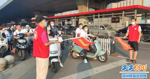 4志愿者值守路口