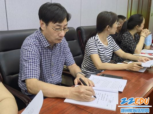 教研组长们认真学习，用心记录