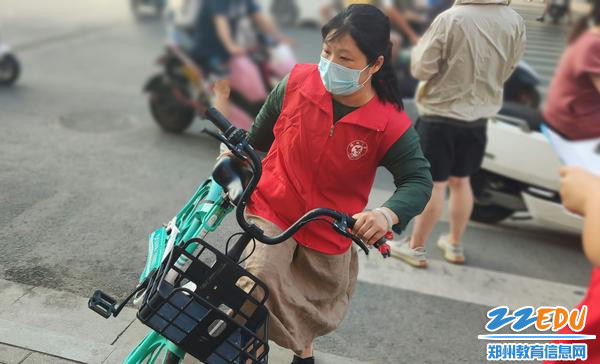 5志愿者摆放共享单车4