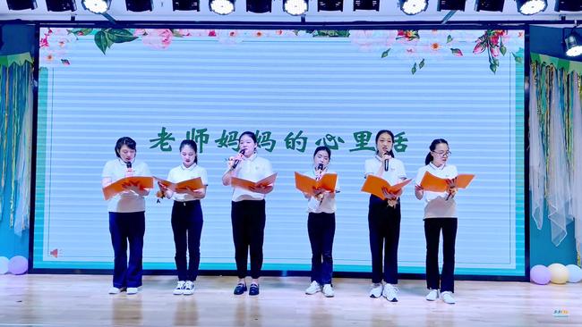 4.毕业典礼——老师妈妈深情的朗诵着心里话