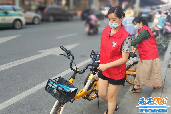 6志愿者摆放共享单车3