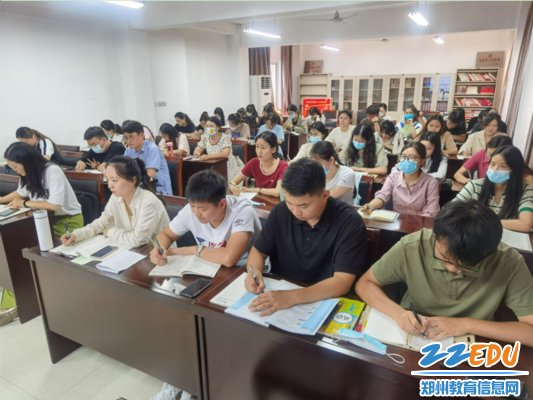3参会老师认真聆听