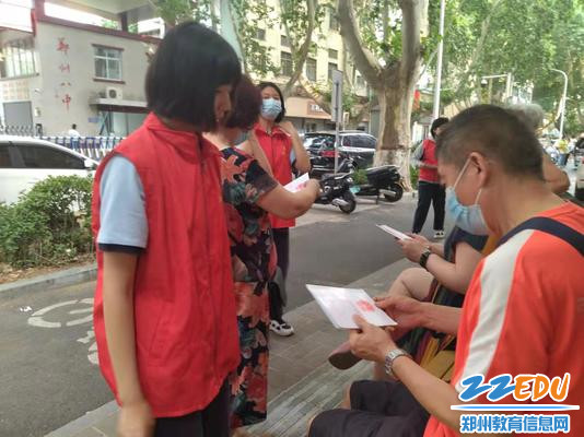 向路人纷发宣传册子