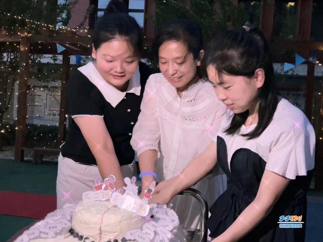 14.勇敢者之夜——园长妈妈和老师妈妈为孩子切分毕业蛋糕