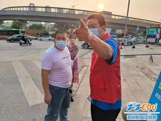 7志愿者为行人指路
