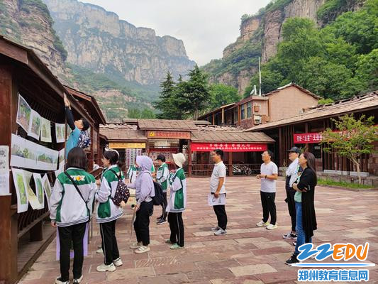 学校领导布置画展场地