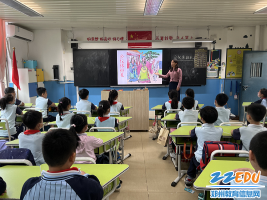 同学们在认真聆听历史小故事