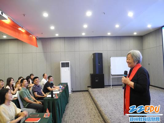 周慧玲老师为学员讲课