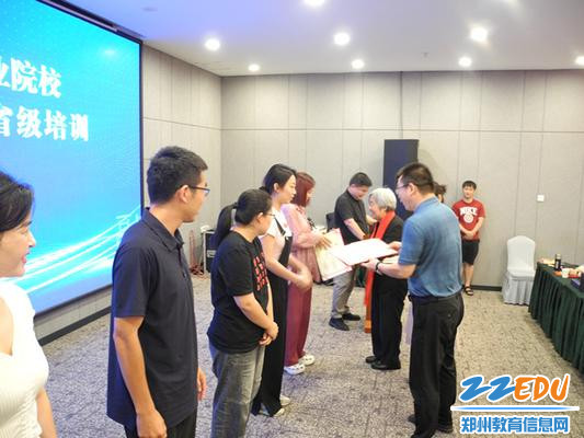 付强校长和周慧玲老师共同为优秀学员颁发证书