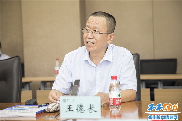 3思想政治学科教研组长王德长老师作汇报