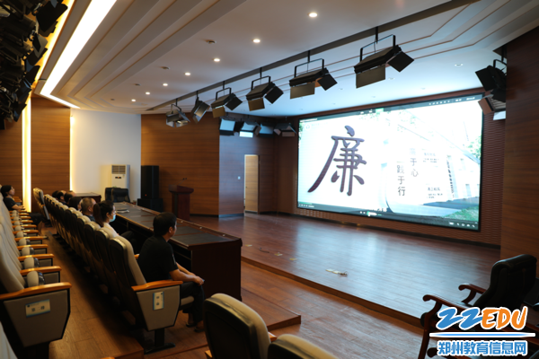 听取汇报、观看纪录片
