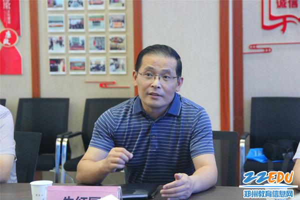 经贸学校校长牛红国介绍学校无人机专业发展情况