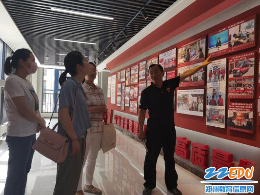 郑州18中党委书记魏勇介绍我校党史长廊育人篇