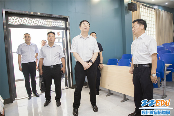 9专家组参观思政大课堂教室