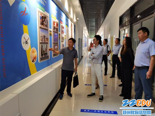 参观经贸学校校企文化长廊