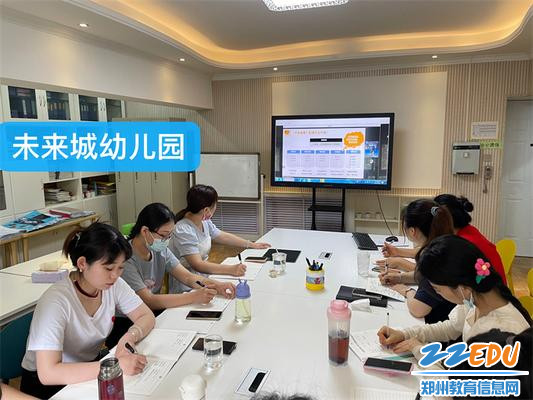 5.0领航园长工作室成员单位认真聆听