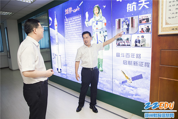 8专家组参观学校图书馆