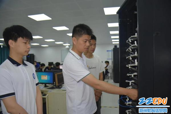 2-朱荣涛老师工作照