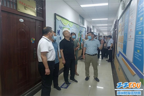 2参观校园文化长廊