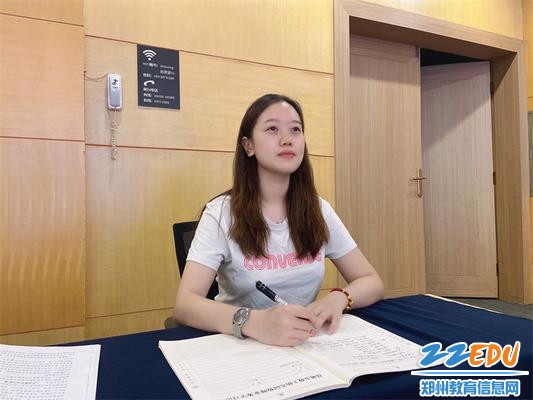 7教师认真聆听讲座