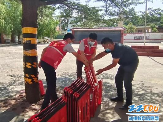 两校志愿者们一起练习防水挡板的设置