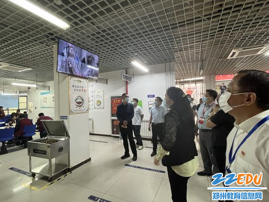 郑州18中校长段亚萍为大家介绍互联网“明厨亮灶”食品安全监控系统