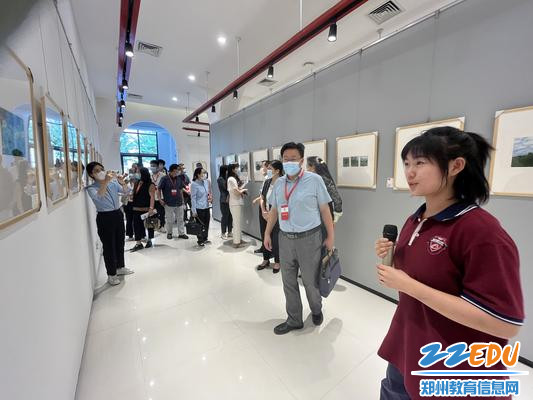调研组一行人驻足欣赏2021级美术生太行写生展