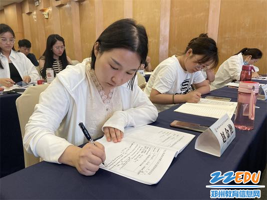 3教师认真做笔记