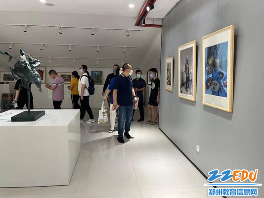 家长有序参观师生美术作品展