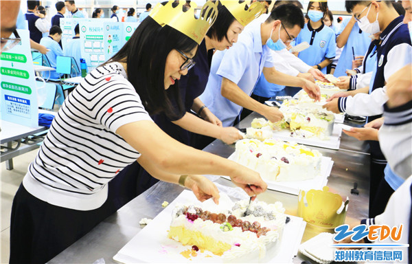 2.学校领导为同学们分发生日蛋糕