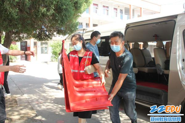 郑州市第十六初级中学副校长杜敏搬运防汛物资