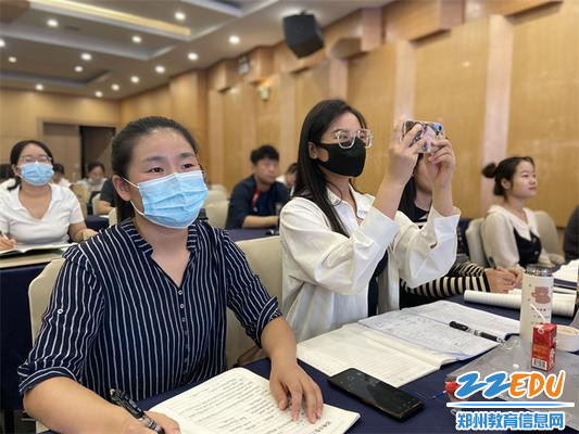 9教师用相机记录精彩内容