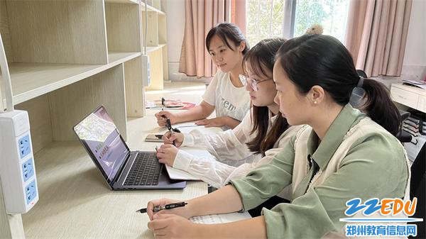 11郑州市教工幼儿园教师聆听讲座