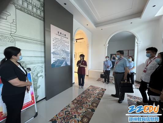 高二学生赵思萌为到访嘉宾介绍了学校的“至美之路”