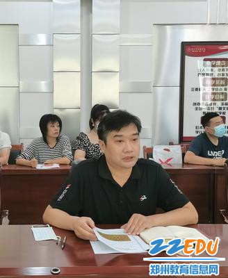 学校副校长谢涛进行汇报
