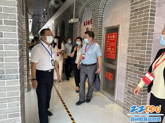 调研组一行人参观开放式校史馆
